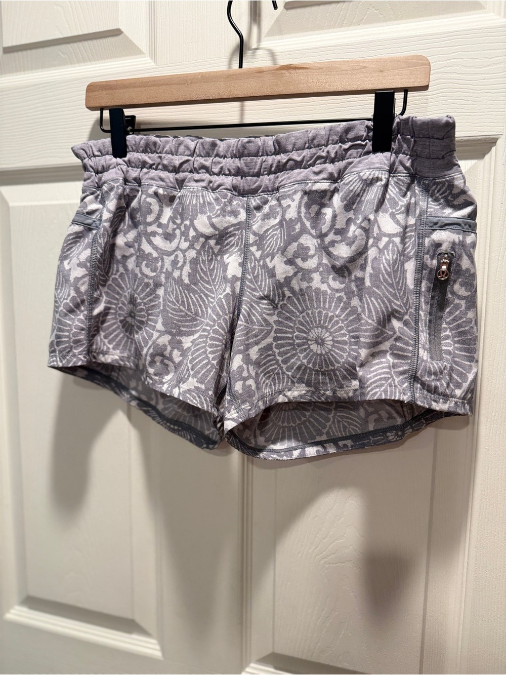 Lululemon Tracker Short II Gray Floral Print Lined Running Shorts Size 8 Pocket - Picture 2 of 9